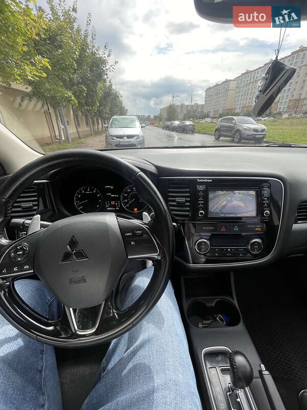 Внедорожник / Кроссовер Mitsubishi Outlander 2015 в Софиевской Борщаговке