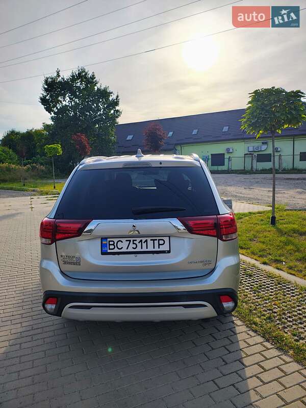 Позашляховик / Кросовер Mitsubishi Outlander 2018 в Львові