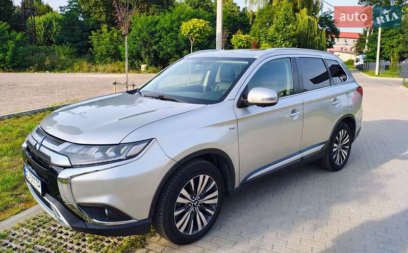 Позашляховик / Кросовер Mitsubishi Outlander 2018 в Львові
