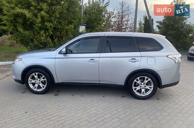 Внедорожник / Кроссовер Mitsubishi Outlander 2014 в 