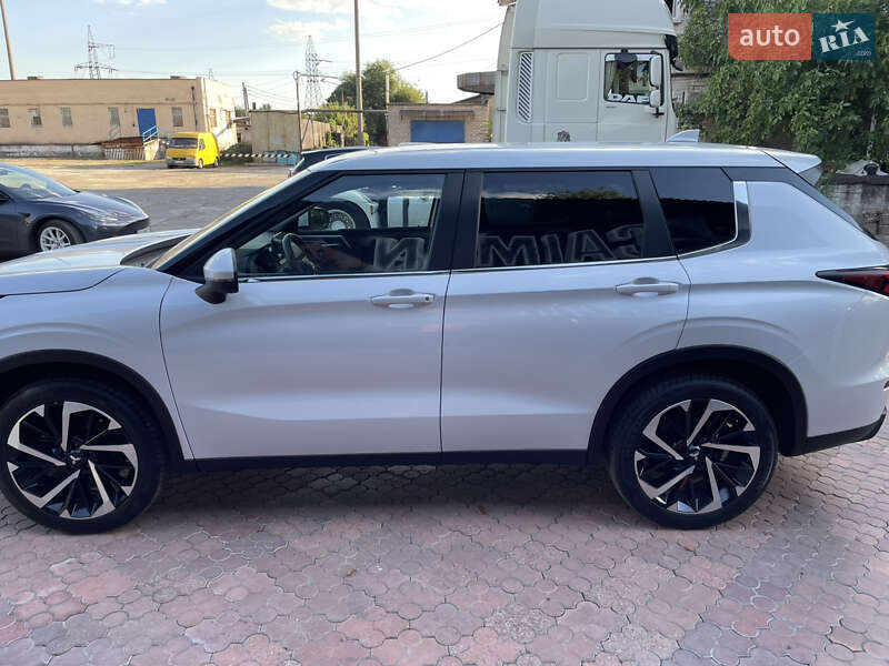 Внедорожник / Кроссовер Mitsubishi Outlander 2022 в Запорожье