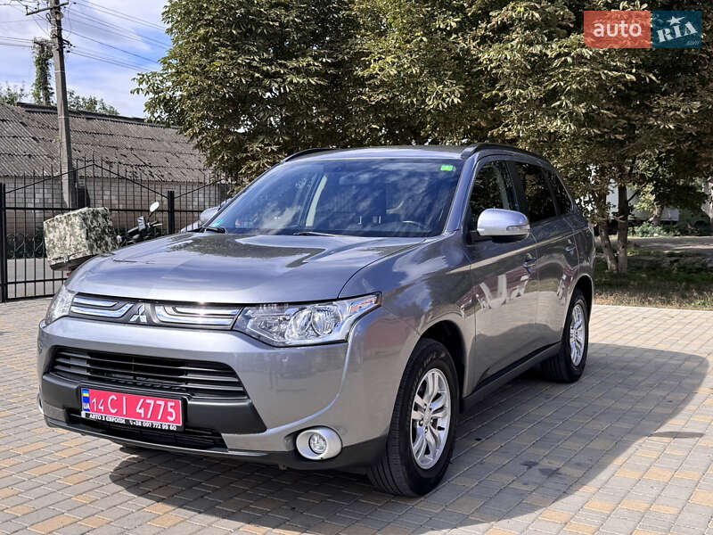 Внедорожник / Кроссовер Mitsubishi Outlander 2013 в 