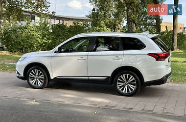 Внедорожник / Кроссовер Mitsubishi Outlander 2021 в 