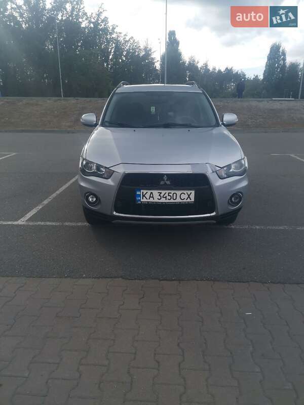 Внедорожник / Кроссовер Mitsubishi Outlander 2012 в 