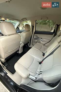 Внедорожник / Кроссовер Mitsubishi Outlander 2011 в 