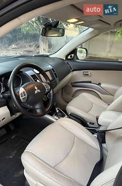 Внедорожник / Кроссовер Mitsubishi Outlander 2011 в 