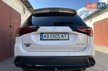 Внедорожник / Кроссовер Mitsubishi Outlander 2017 в 