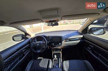 Внедорожник / Кроссовер Mitsubishi Outlander 2019 в 