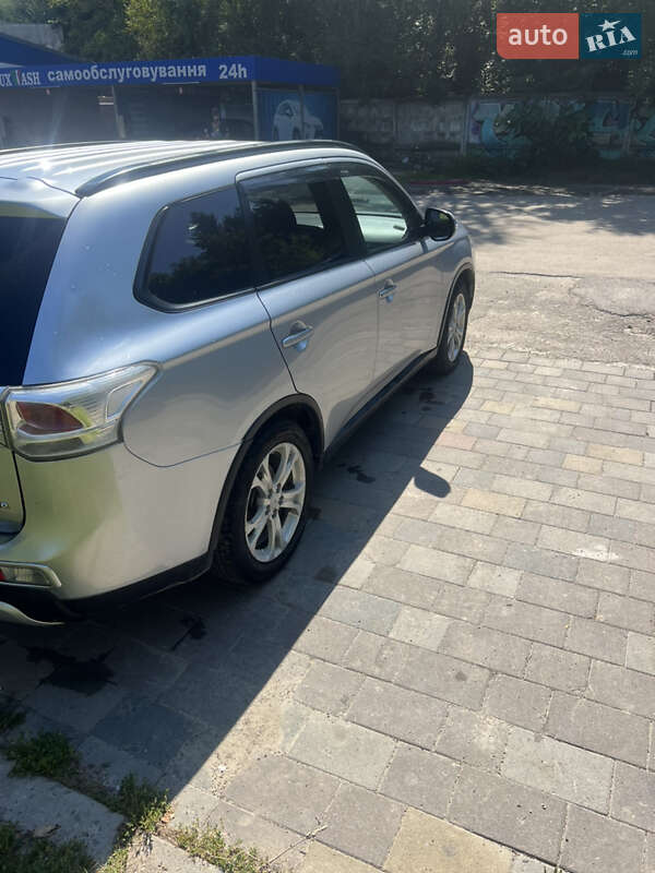 Позашляховик / Кросовер Mitsubishi Outlander 2015 в Львові