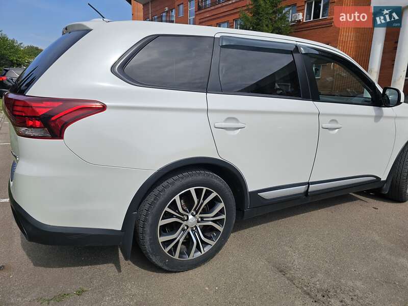 Внедорожник / Кроссовер Mitsubishi Outlander 2015 в Сумах