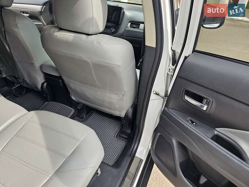 Внедорожник / Кроссовер Mitsubishi Outlander 2015 в Сумах