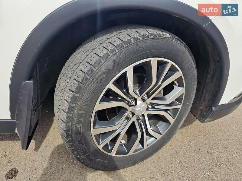 Внедорожник / Кроссовер Mitsubishi Outlander 2015 в Сумах