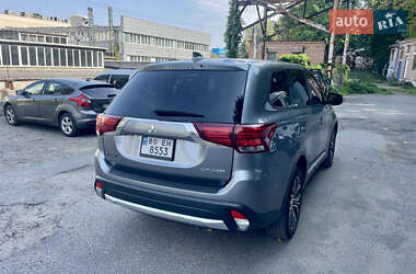 Внедорожник / Кроссовер Mitsubishi Outlander 2016 в 