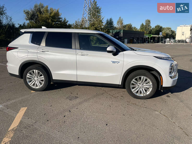 Внедорожник / Кроссовер Mitsubishi Outlander 2023 в Киеве