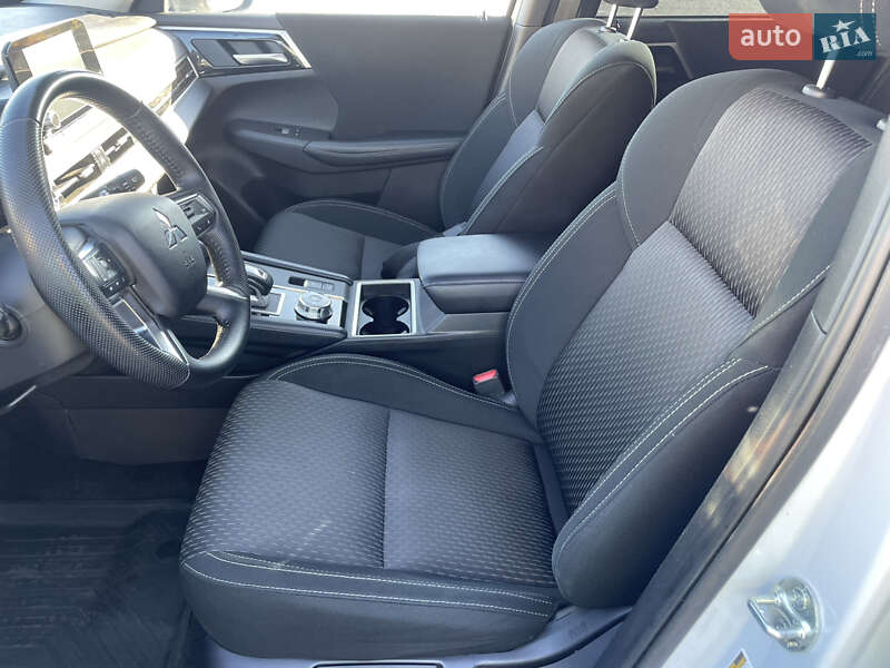 Внедорожник / Кроссовер Mitsubishi Outlander 2023 в Киеве