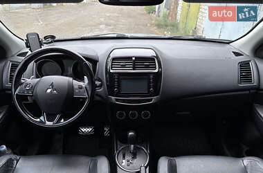 Внедорожник / Кроссовер Mitsubishi Outlander 2016 в 