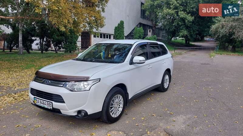 Внедорожник / Кроссовер Mitsubishi Outlander 2013 в 