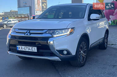 Внедорожник / Кроссовер Mitsubishi Outlander 2017 в 