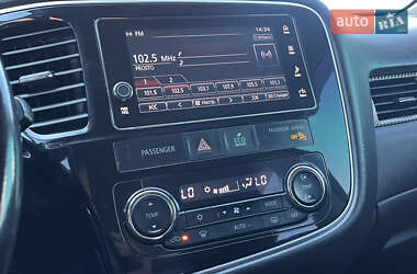 Внедорожник / Кроссовер Mitsubishi Outlander 2017 в 