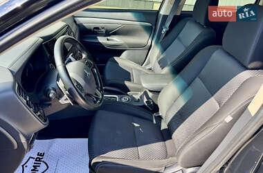 Внедорожник / Кроссовер Mitsubishi Outlander 2016 в 