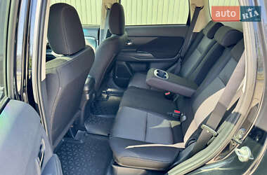Внедорожник / Кроссовер Mitsubishi Outlander 2016 в 