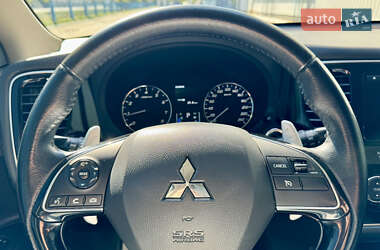 Внедорожник / Кроссовер Mitsubishi Outlander 2016 в 