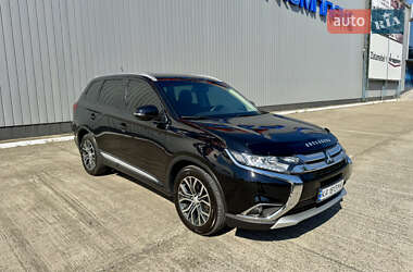 Внедорожник / Кроссовер Mitsubishi Outlander 2016 в 