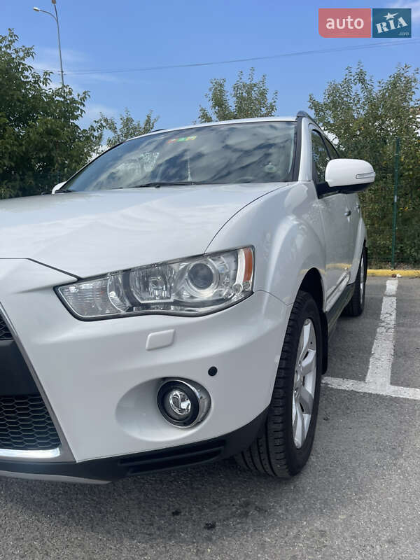 Внедорожник / Кроссовер Mitsubishi Outlander 2011 в 