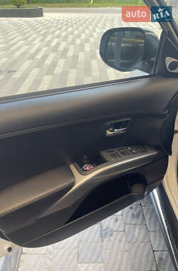 Внедорожник / Кроссовер Mitsubishi Outlander 2011 в 