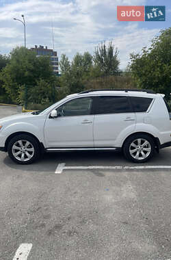 Внедорожник / Кроссовер Mitsubishi Outlander 2011 в 