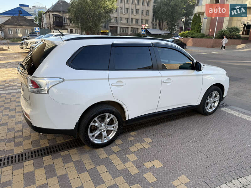 Внедорожник / Кроссовер Mitsubishi Outlander 2013 в Николаеве