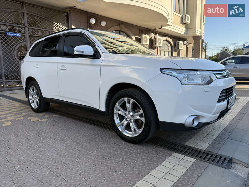 Внедорожник / Кроссовер Mitsubishi Outlander 2013 в Николаеве