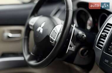Внедорожник / Кроссовер Mitsubishi Outlander 2011 в 