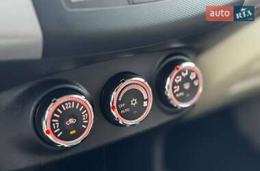 Внедорожник / Кроссовер Mitsubishi Outlander 2011 в 