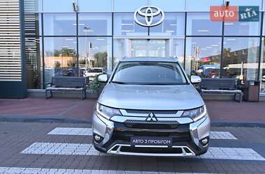 Внедорожник / Кроссовер Mitsubishi Outlander 2020 в 