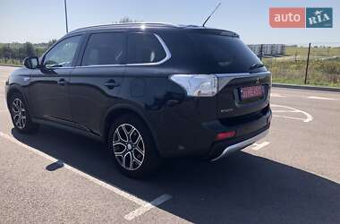 Внедорожник / Кроссовер Mitsubishi Outlander 2015 в 