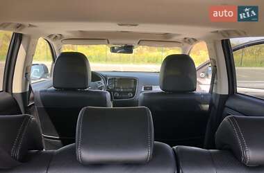 Внедорожник / Кроссовер Mitsubishi Outlander 2015 в 