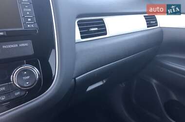 Внедорожник / Кроссовер Mitsubishi Outlander 2015 в 