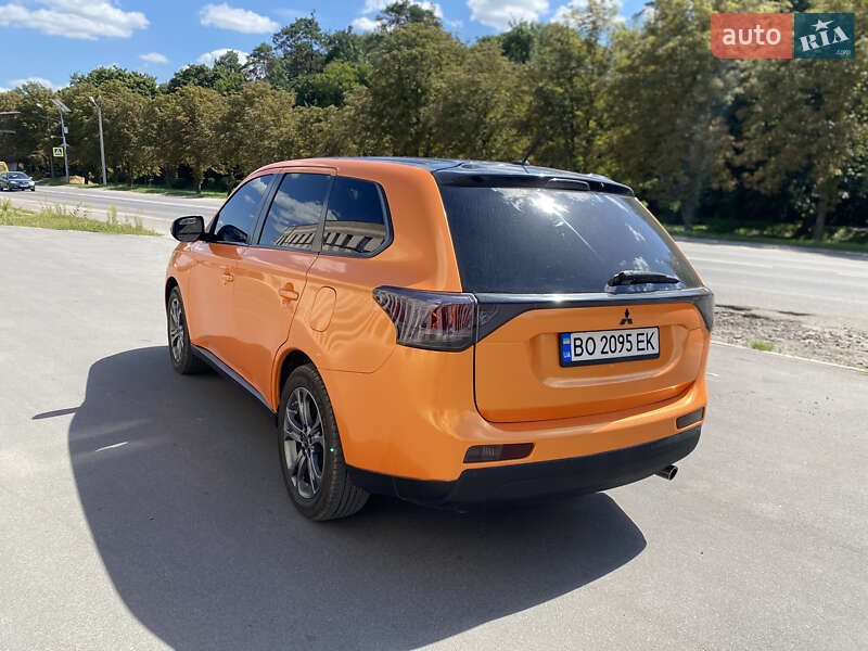 Позашляховик / Кросовер Mitsubishi Outlander 2013 в Києві