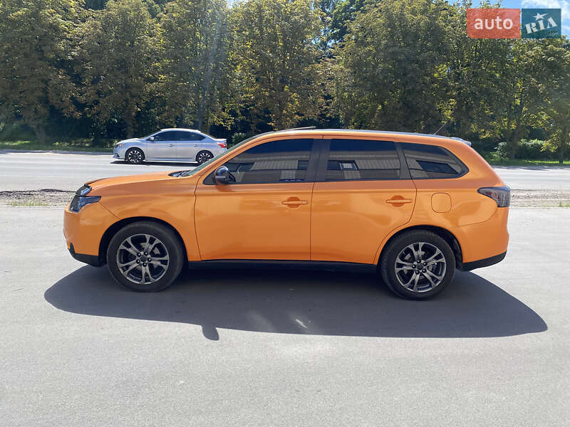 Позашляховик / Кросовер Mitsubishi Outlander 2013 в Києві