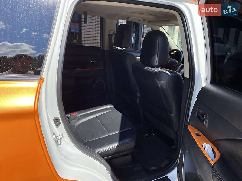 Позашляховик / Кросовер Mitsubishi Outlander 2013 в Києві