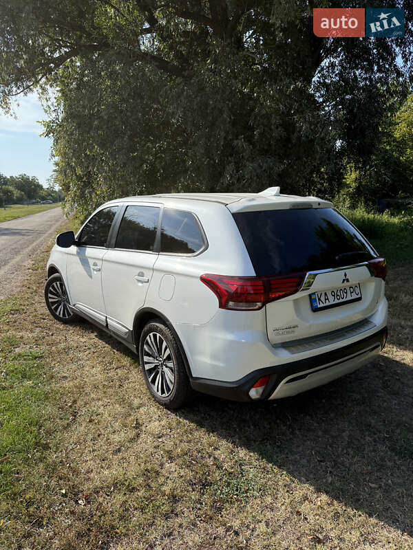 Внедорожник / Кроссовер Mitsubishi Outlander 2020 в Киеве фото 6 Внедорожник / Кроссовер Mitsubishi Outlander 2020 в Киеве
