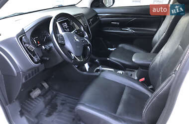 Внедорожник / Кроссовер Mitsubishi Outlander 2016 в 