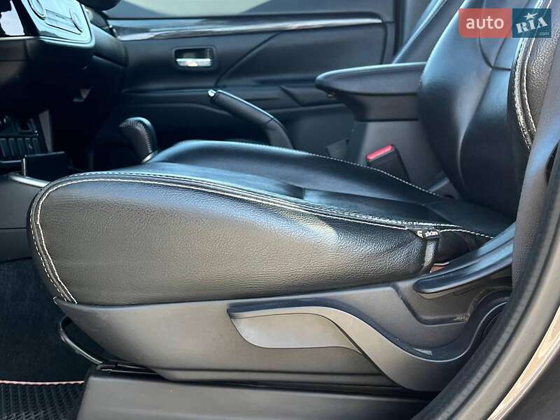 Внедорожник / Кроссовер Mitsubishi Outlander 2017 в Львове