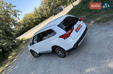 Внедорожник / Кроссовер Mitsubishi Outlander 2016 в 