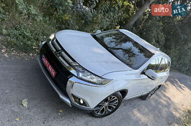 Внедорожник / Кроссовер Mitsubishi Outlander 2016 в 