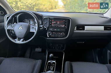 Внедорожник / Кроссовер Mitsubishi Outlander 2016 в 