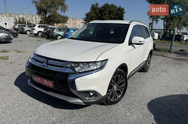 Внедорожник / Кроссовер Mitsubishi Outlander 2016 в 
