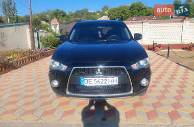 Внедорожник / Кроссовер Mitsubishi Outlander 2012 в 