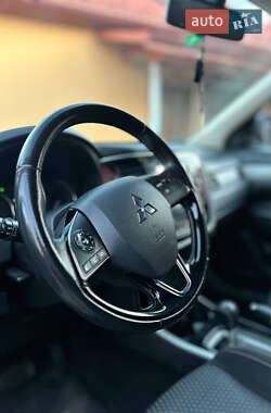 Внедорожник / Кроссовер Mitsubishi Outlander 2018 в 